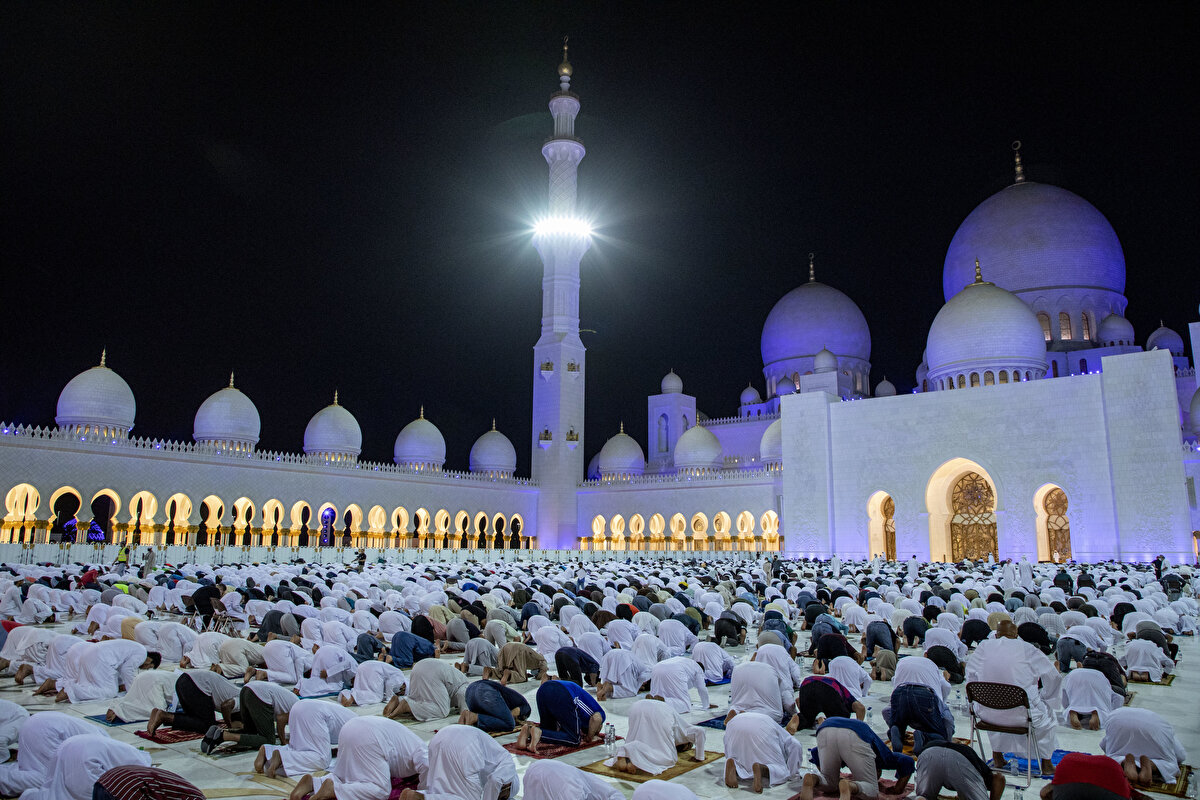 Birleşik Arap Emirlikleri'nin başkenti Abu Dabi'de vatandaşlar, Kadir Gecesi'ni idrak etmek için Şeyh Zayid Camisi'ne akın etti.
