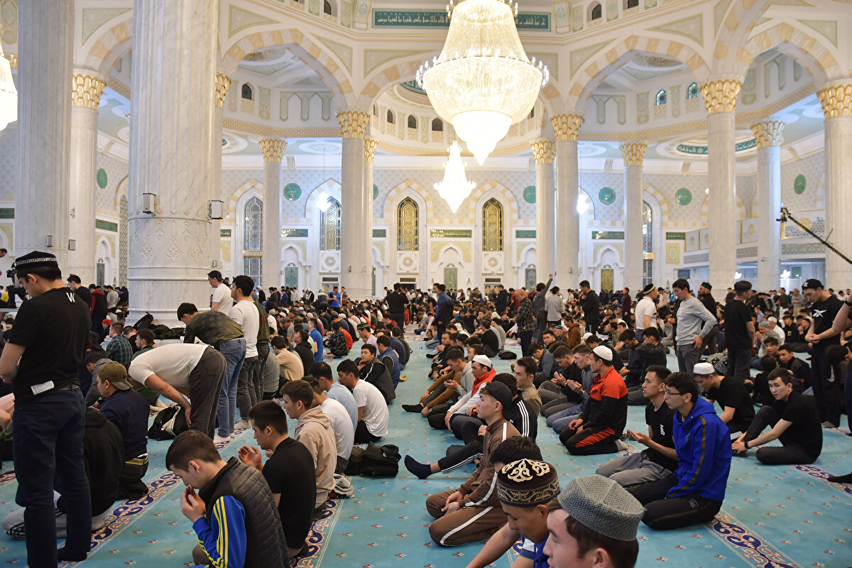 Hazret Sultan Camisi’nde düzenlenen Kadir Gecesi programına Kazakistan Baş Müftüsü Naurızbay Hacı Taganulı, Başbakan Yardımcısı Yerali Togcanov, Nur Sultan Valisi Altay Kulginov da katıldı.