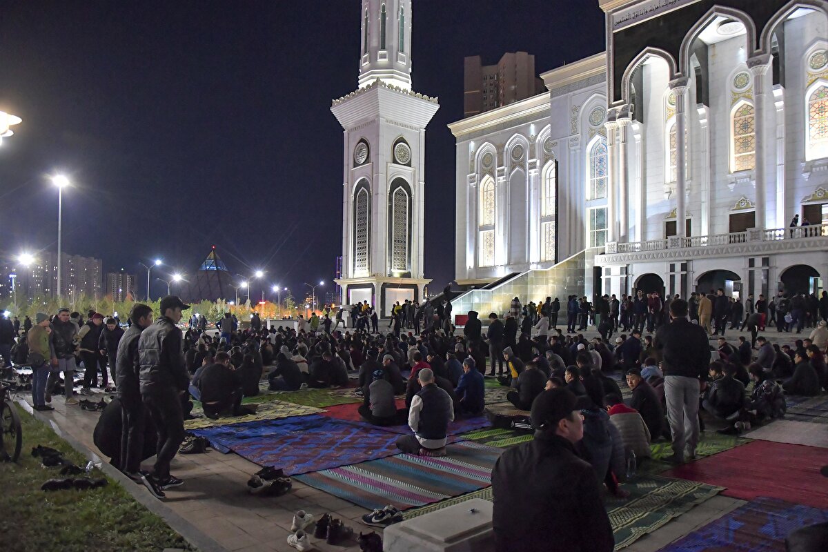 Kazakistan’da Kovid-19 salgını nedeniyle 2 yıl boyunca Kadir Gecesini evlerinde idrak eden vatandaşlar bu sene camilere akın etti. Cami içinde saf tutmak isteyen Nur Sultan sakinleri, başkentteki Hazret Sultan Camisi’ne saatler öncesinde gelmeye başladı. İçeriye sığmayanlar ise cami avlusunda ve etrafında namaz kıldı ve dua etti.