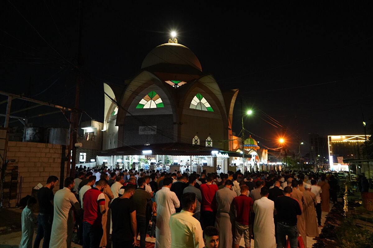 Irak'ın Musul kentindeki vatandaşlar, Kadir Gecesi'ni idrak etmek için Muhammed el-Emîn Camisi'ne akın etti. Camiyi dolduran binlerce kişi, burada namaz kılıp dua etti.