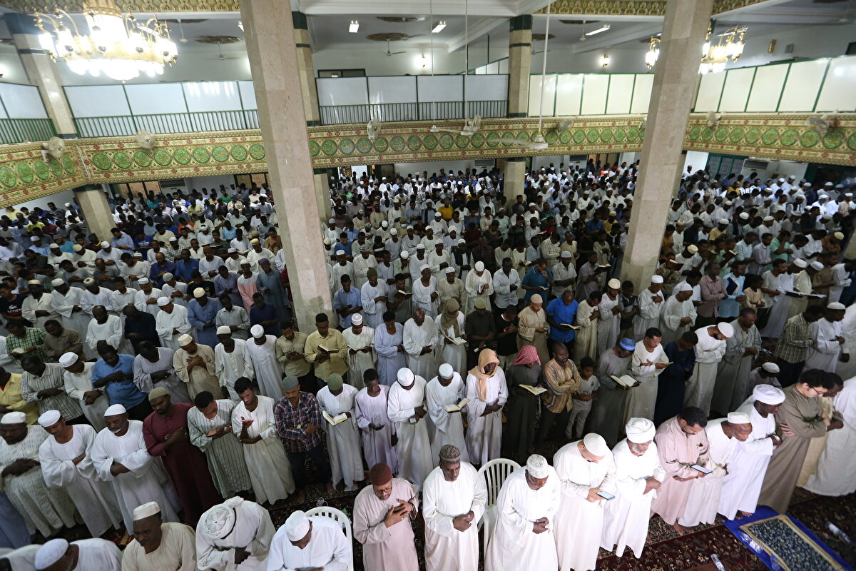 Umdurman'daki Şeyh Garibullah Camisi ile Hartum'daki Senhuri Camisi'nde yatsı namazının ardından bir araya gelen Müslümanlar, teravih namazının ardından teheccüd namazı ve tespih namazını topluca kılarak dualar etti.