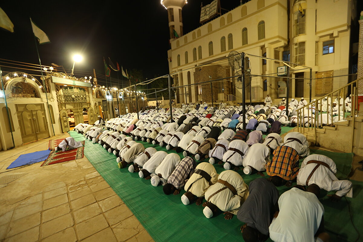 Sudan'da binlerce kişi, Kadir Gecesi'nde Kur'an-ı Kerim'in indirilmeye başlandığı ve "bin aydan daha hayırlı" Kadir Gecesi dolayısıyla başkent Hartum'daki büyük camilerde kalabalık cemaatle programlar düzenlendi.