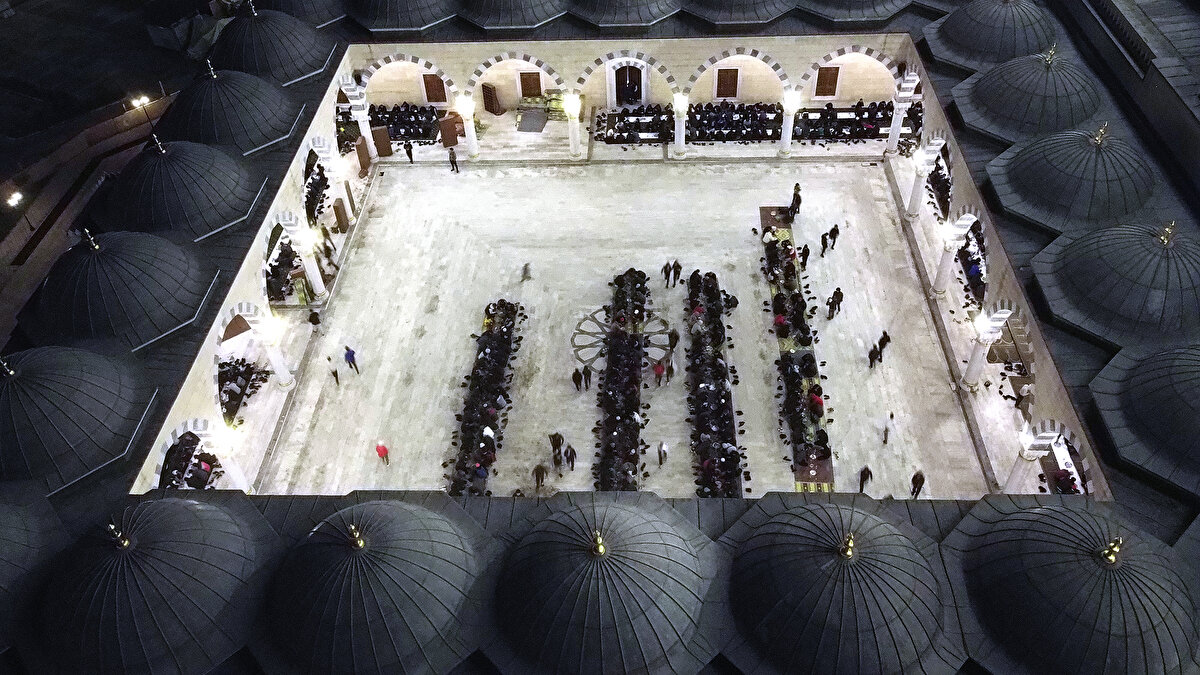 Cemaat, hatimle kılınan teravih namazının ardından sahura kadar vaaz ve okunan Kur'an-ı Kerim'i dinledi. Bişkek Merkezi İmam Serahsi Camisi'nde de Kadir Gecesi dolayısıyla program düzenlendi. Müslümanlar namaz kıldı, topluca dua etti.