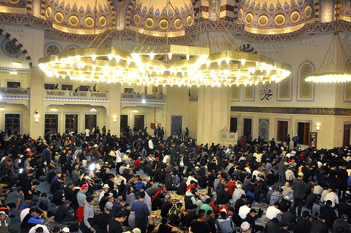 Kırgızistan'da Kadir Gecesi'ni idrak etmek isteyen Müslümanlar, Kırgızistan-Türkiye Manas Üniversitesi kampüsündeki Abdulkerim Satuk Buğra Han Camisi'ne dolup taştı.
