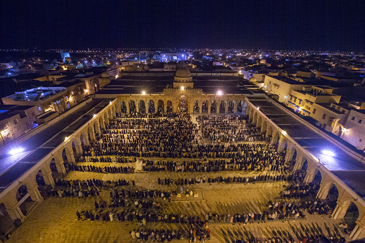 Tunus'un Kayravan kentinde Kadir Gecesi dolayısıyla tarihî Sidi Ukba Ulu Camisi'nde program düzenlendi. Tunuslular, camide kılınan teravih namazının ardından dua ve ibadetler eşliğinde geceyi idrak etti.