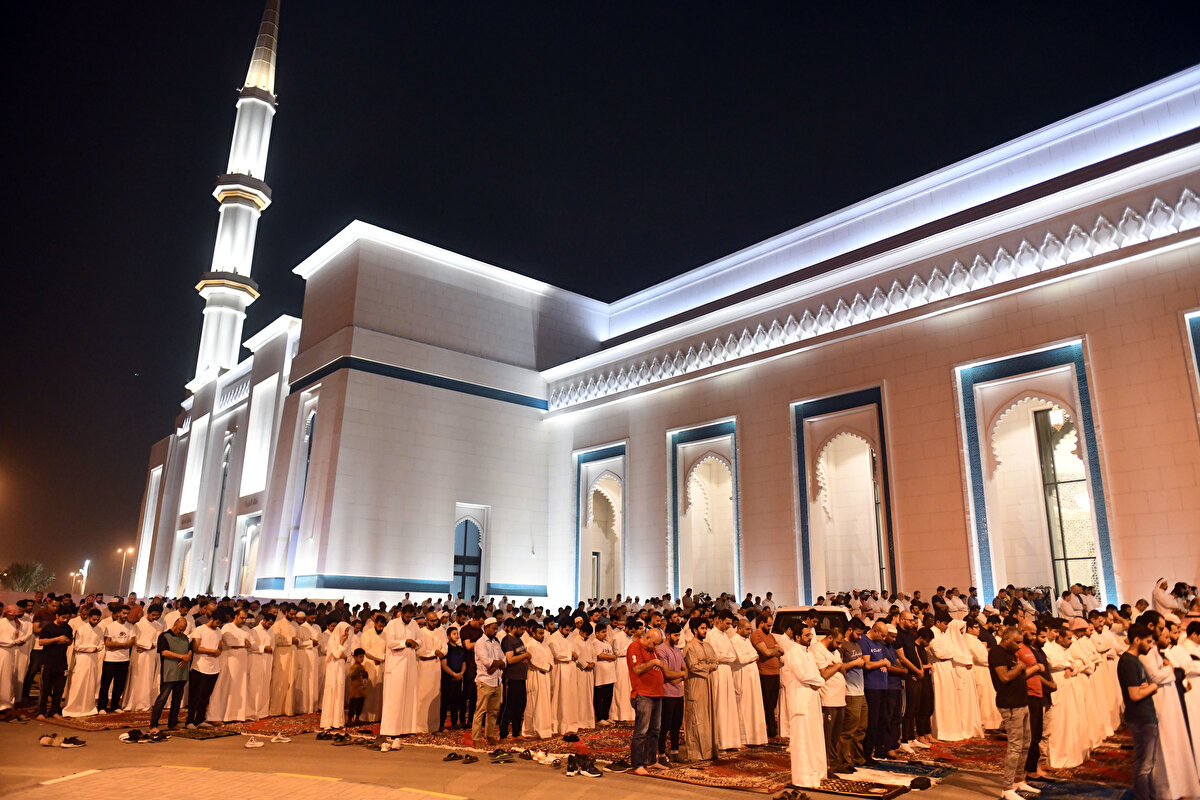 Kuveyt'in başkenti Kuveyt'teki Sulaibikhat bölgesinde Kadir Gecesi dolayısıyla Al-Ghanim and Al-Kharafi Camisi'nde program düzenlendi. Vatandaşlar, camide kılınan teravih namazının ardından dua ve ibadetler eşliğinde geceyi idrak etti.