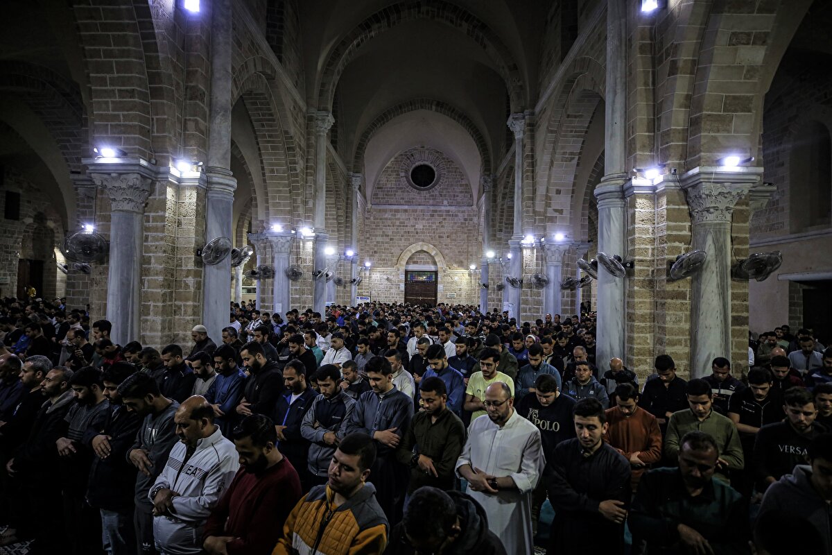 Yaklaşık 5 bin kişi kapasiteli olduğu belirtilen caminin içi ve dışındaki tüm saflar dolup taşarken, teravihte Müslümanlar, Mescid-i Aksa'da namaz kılmak, Gazze'den ablukanın kaldırılması ve İsrail hapishanelerindeki Filistinli mahkumların kurtuluşu için dua etti.