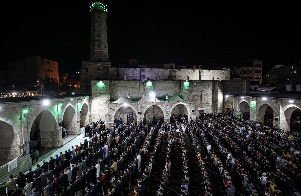 Abluka altındaki Gazze Şeridi'nin en büyük mescidi Büyük Ömeri Camisi'nde Müslümanlar, Kadir Gecesi'ni coşkuyla ihya etti. Gazze'de Müslümanlar, teravih namazlarını kılmak için gecenin ilk saatlerinden itibaren Büyük Ömeri Camisi'nde yerlerini aldı.