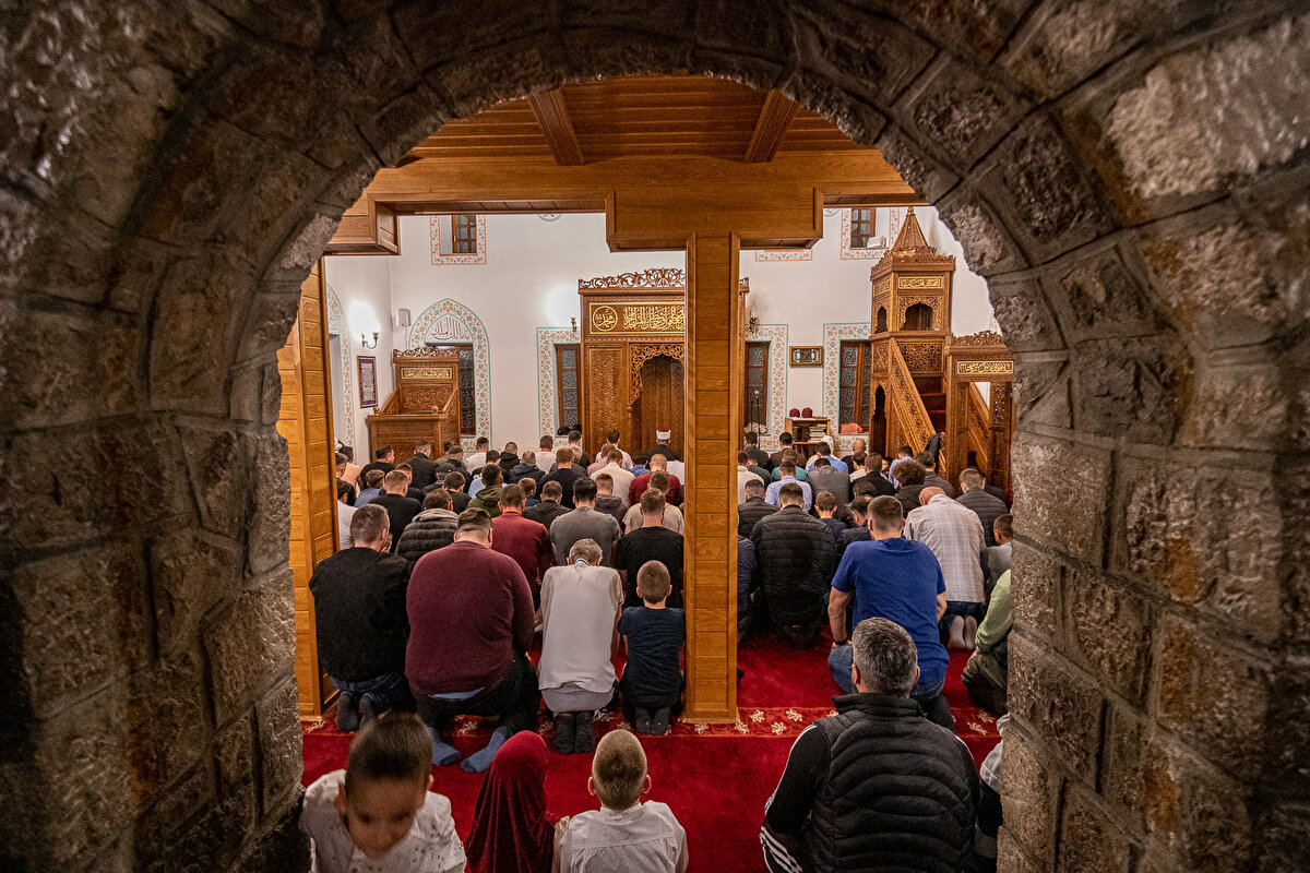 Balkan ülkeleri Bosna Hersek, Sırbistan, Karadağ ve Hırvatistan’da yaşayan Müslümanlar, Kur'an-ı Kerim'in indirilmeye başlandığı ve "bin aydan daha hayırlı olan" Kadir Gecesi vesilesiyle camileri doldurdu. Balkanlar'ın en küçük ülkesi Karadağ'ın başkenti Podgorica'daki Müslümanlar, Starodoganjska Camisi'nde teravih namazının ardından düzenlenen programa katılarak namaz kılıp dualar okudu.