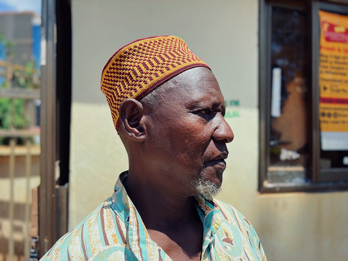 Geleneksel takkeyi takan kişinin Müslüman olduğu anlaşılıyor ve o kişinin dinî hassasiyetlerine saygı gösteriliyor.