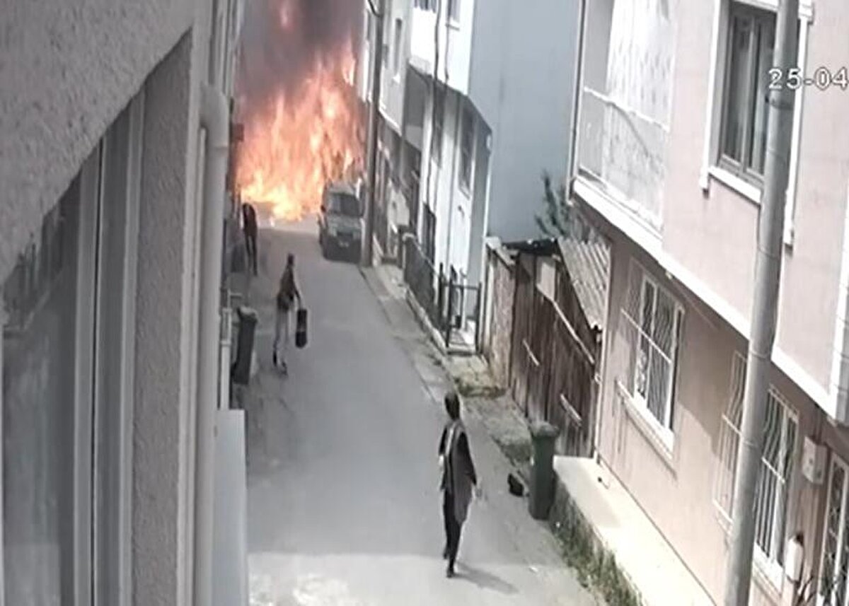 Oktum, Erzurum'da ingilizce öğretmenliği yapan 26 yaşındaki kız arkadaşı Aslı Yüce'ye gökyüzünde evlenme teklif etti.<br>