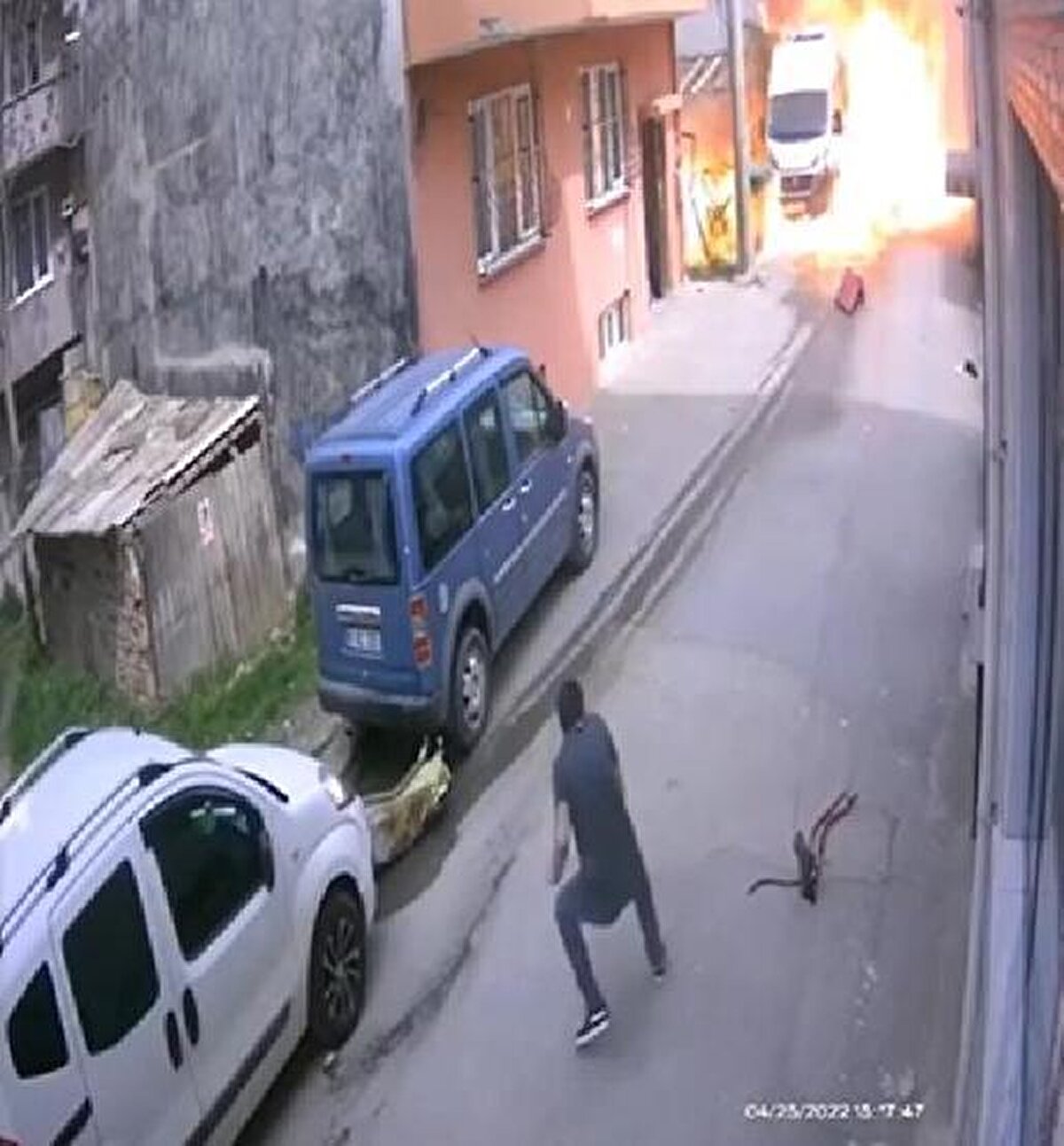 Otkum, aldığı yüzüğü de kız arkadaşına sundu.<br>