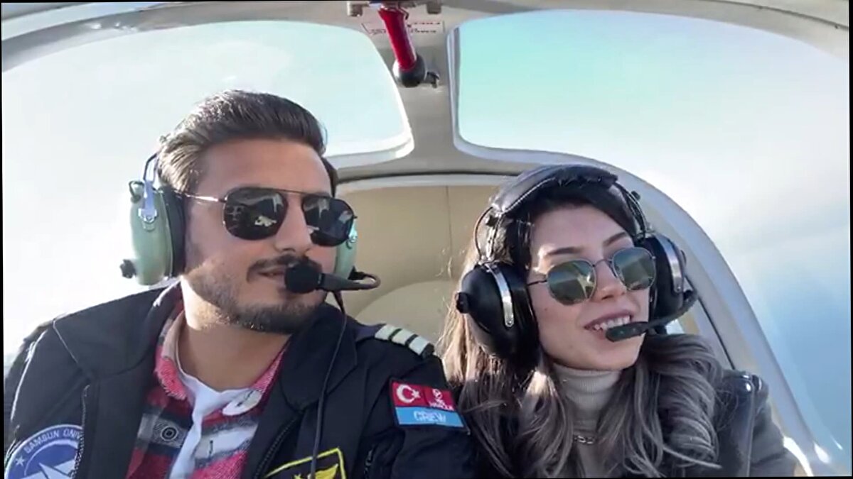 Aslı Yüce'nin "evet" demesi üzerine genç pilot en büyük mutluluğunu uçak içinde yaşadı.<br>