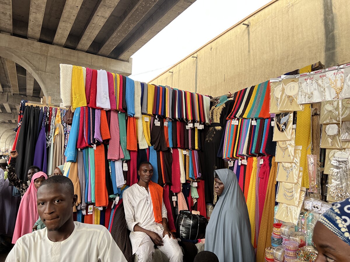 Yaklaşık 206 milyon nüfusa sahip ülkede talebin çok olmasından dolayı terzilerde haftalar öncesinden kuyruklar oluşuyor.