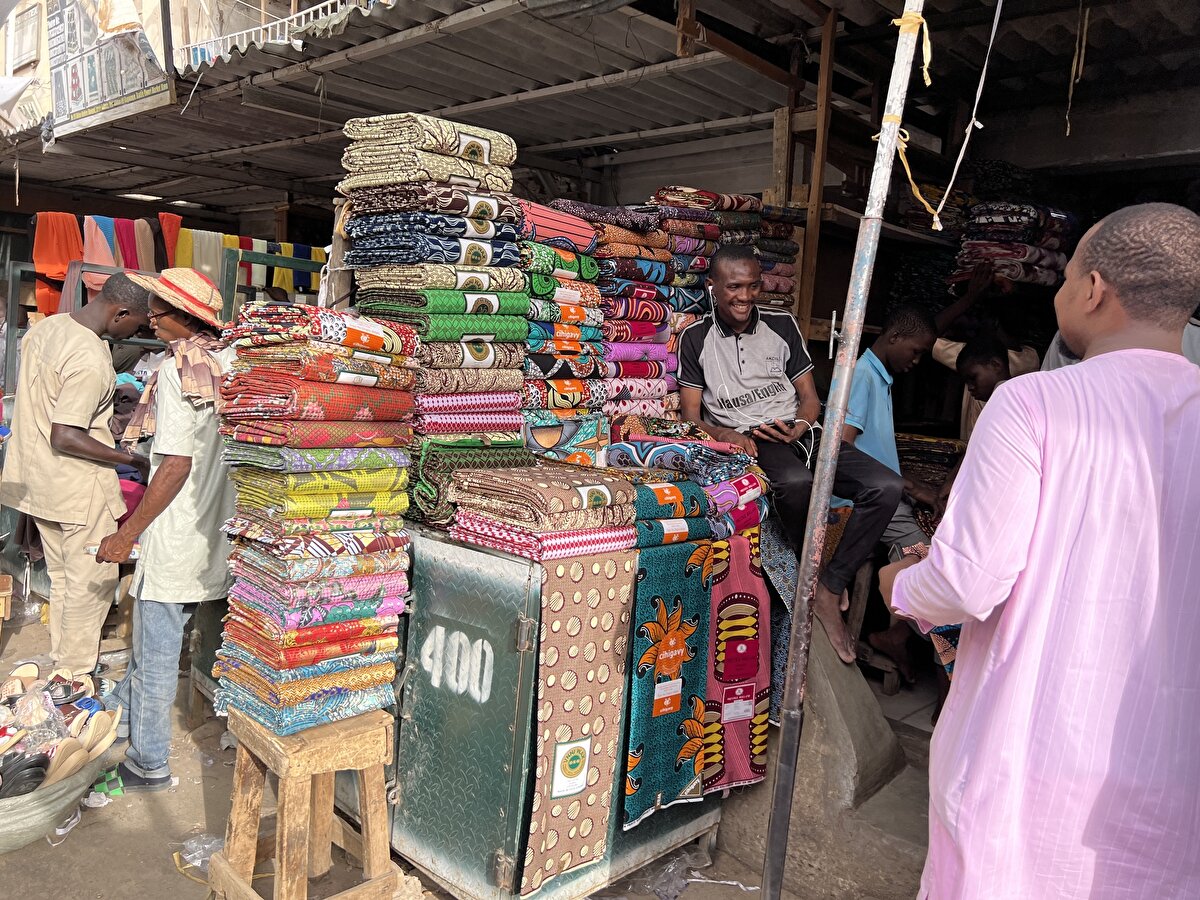 Pamukludan ipeğe, dantelden satene binbir çeşit kumaş yer alan bu pazarlarda en büyük rağbeti, Avusturya üretimi "Getzner" kumaşı görüyor.<br>Elde dokunan, tok duruşlu ve parlak bitişli bu kumaş türü yalnızca Nijerya’da değil, neredeyse tüm Batı Afrika'da özel gün ve bayramlarda tercih ediliyor.