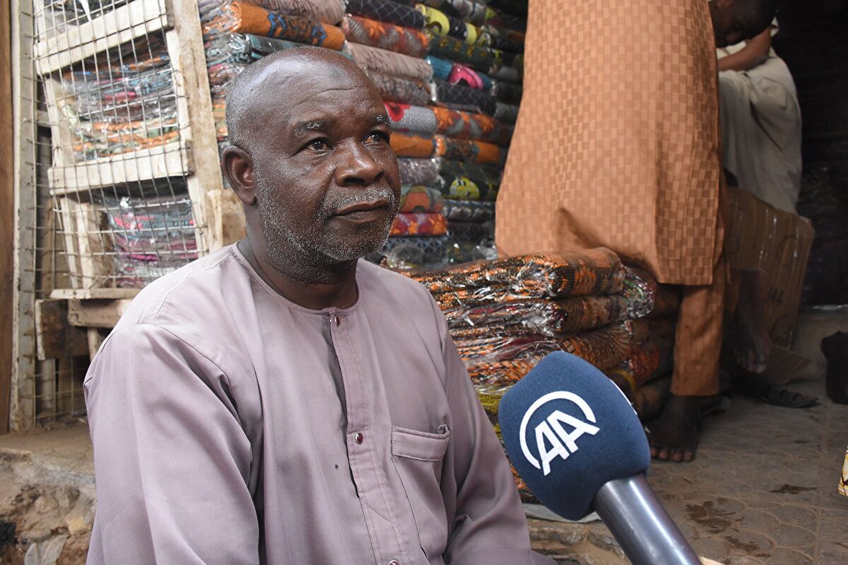 Kano eyaletinin en büyük pazarı Kantin Kwari'de kumaş satan Mallam Bashir Usman, yaptığı açıklamada, bu ramazanın kumaş satışları için oldukça bereketli geçtiğini dile getirdi.
