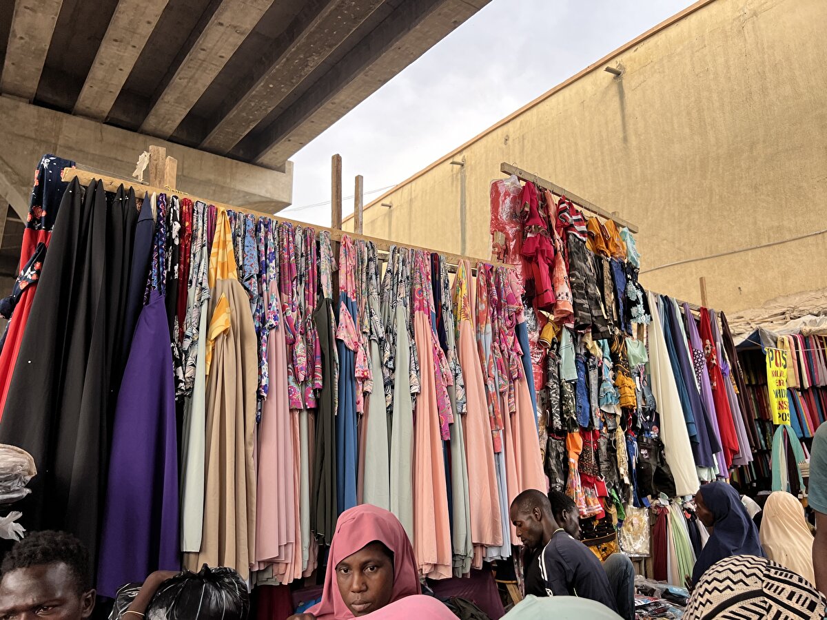 Usman, ramazan ayının başlamasıyla kumaşların satışının da arttığını belirterek "Bayramda çocuklar, kadınlar ve erkekler hepsi yeni bir şeyler giymek istiyor. O yüzden son iki hafta neredeyse dükkanıma her gün 40-50 müşteri geliyor. Çok kumaş sattım." dedi.
