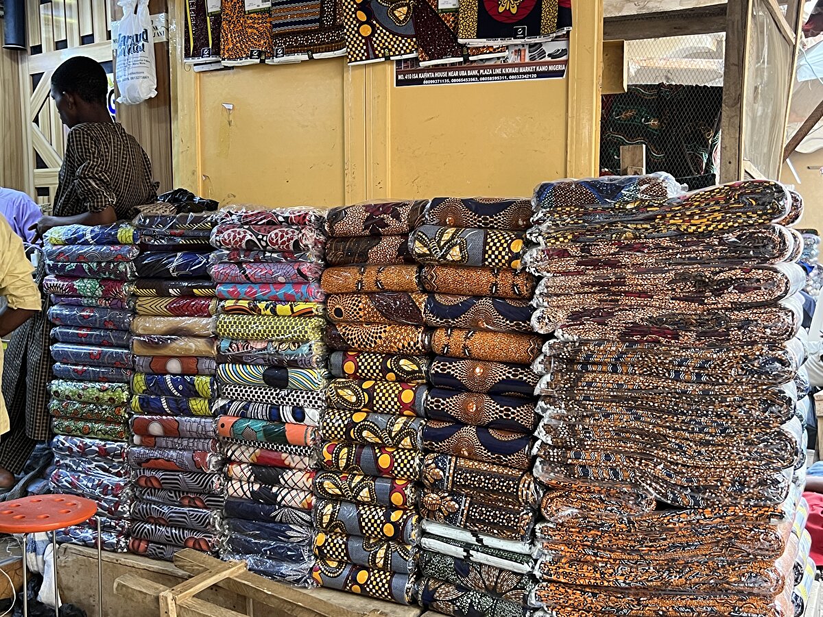 Kabara, bayram namazına herkesin şık gelmek istediğini ifade ederek "Burada bayram namazı büyük alanlarda kılınıyor. O yüzden buraya gelen kadın, erkek herkes özen gösteriyor. Bu nedenle herkes en iyi kıyafeti giymek istiyor." diye konuştu.