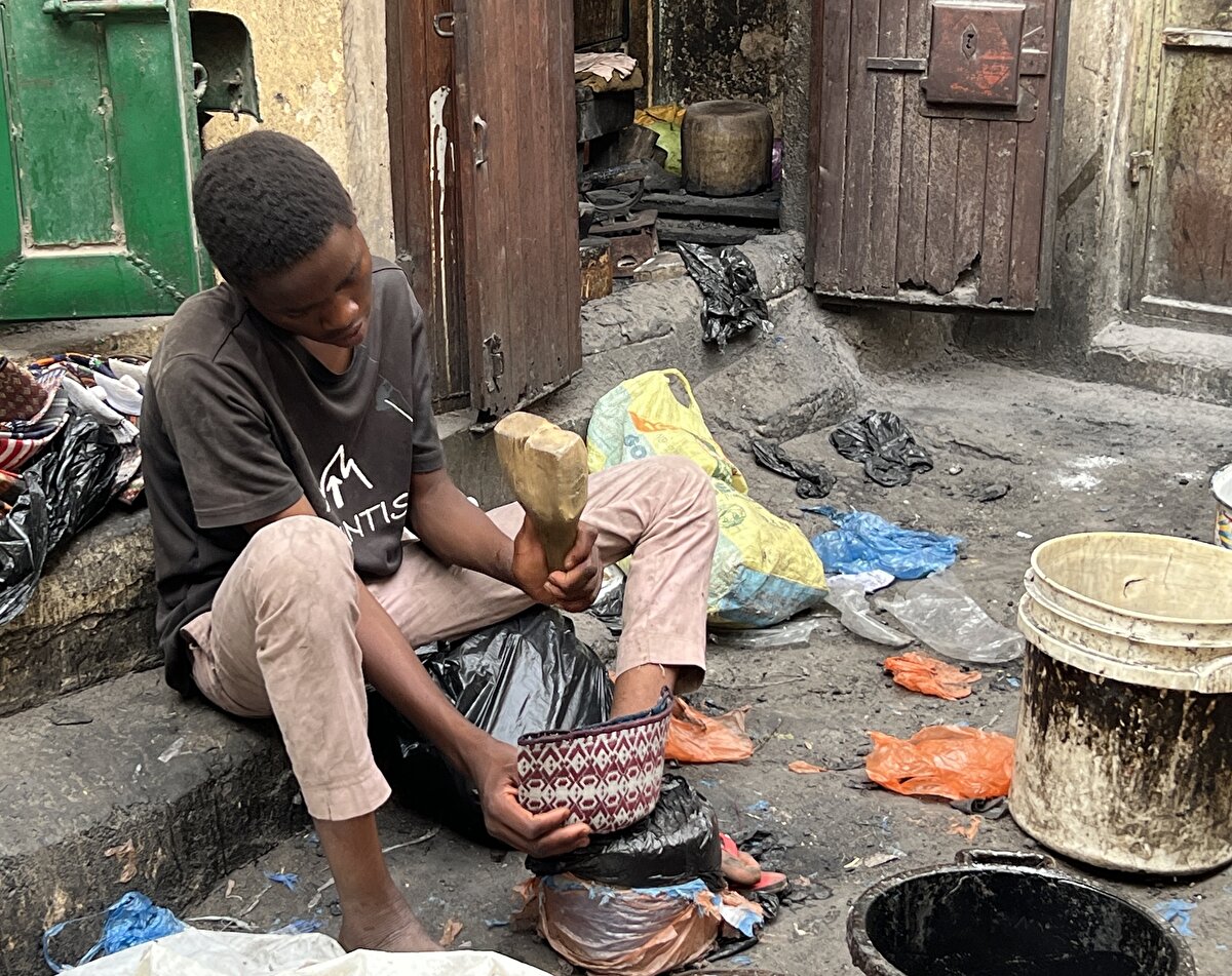 Bayram günü herkesin en iyi kumaş ve model kıyafetler giymek istediğini anlatan Kabara, bayram döneminde olabildiğince çok sayıda kıyafet diktirdiklerini kaydetti.