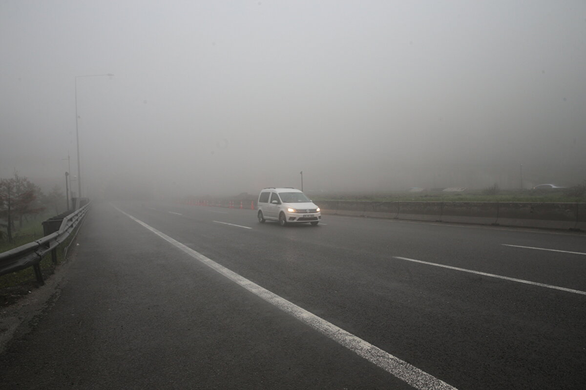 Sağanak ve sis özellikle otoyolun Yumrukaya, Elmalık, Bolu Dağı Tüneli ve viyadükler ile D-100 kara yolunun Elmalık, Abant Kavşağı, Dağkent, Bakacak, Karanlıkdere ve Seymenler mevkilerinde etkili oluyor.
