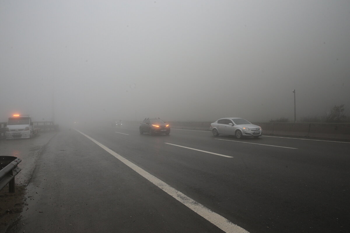 Karayolları ekipleri bölgede ring halinde görev yaparken, trafik polisleri de güzergahlarda sürücüleri dikkatli olmaları ve trafik kurallarına uymaları konusunda uyarıyor.<br>