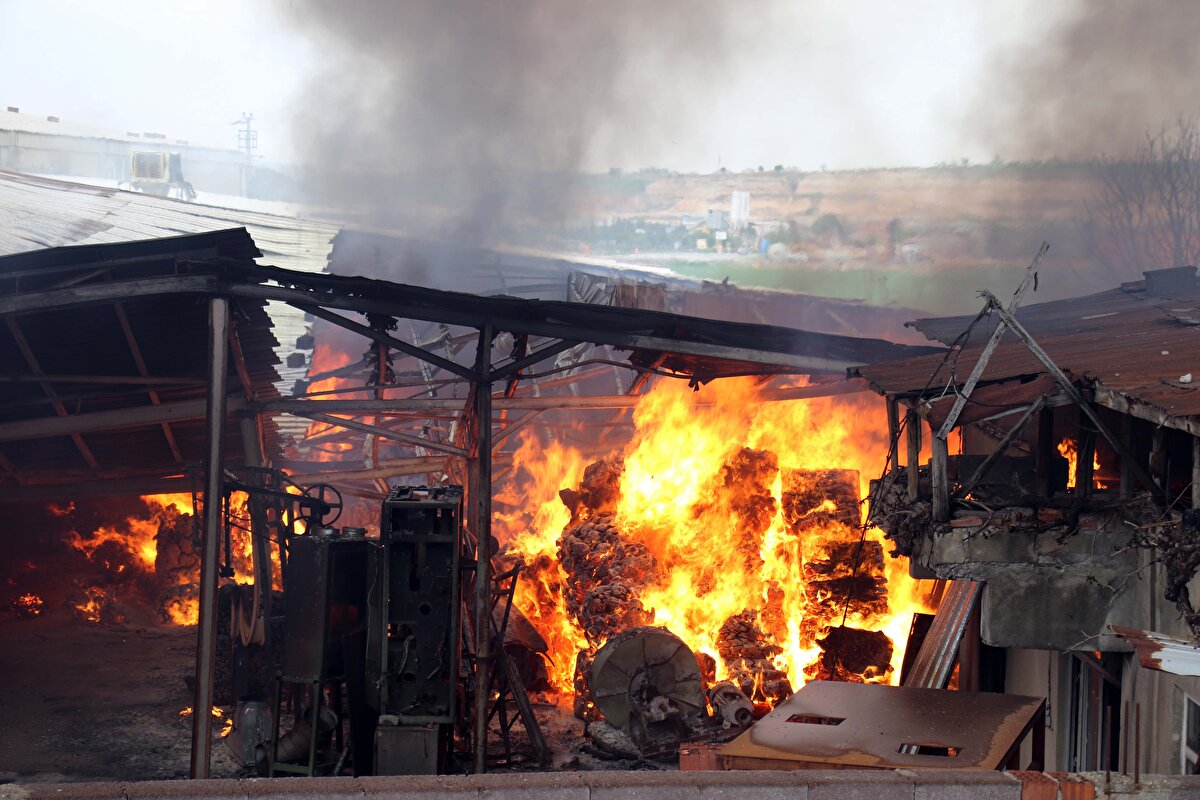 İhbar üzerine olay yerine çok sayıda itfaiye, sağlık, polis ve jandarma ekibi sevk edildi.<br>