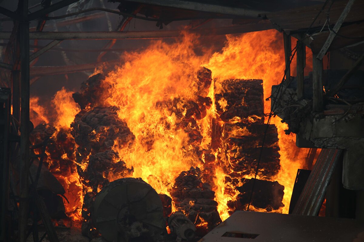 Uşak'ta Sivaslı-Uşak kara yolundaki Cezaevi Kavşağı yakınlarında bulunan battaniye fabrikasında, henüz belirlenemeyen nedenle yangın çıktı.<br><br>
