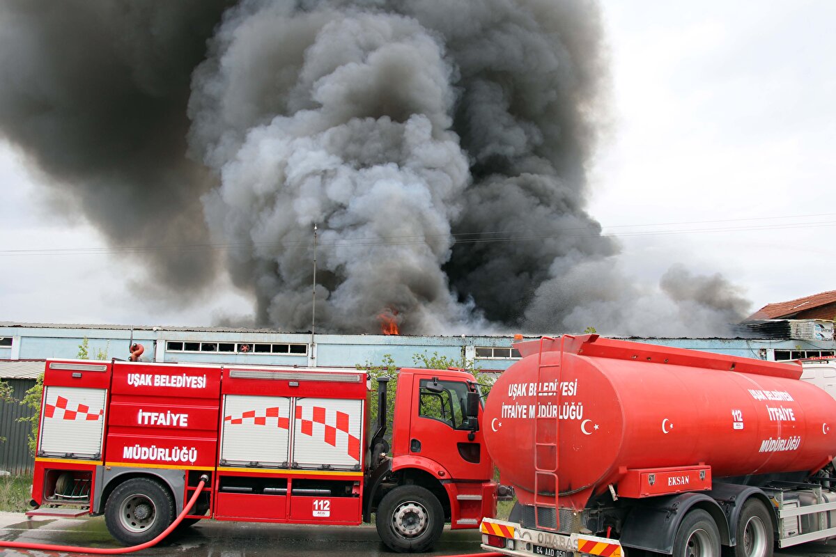 Yangını kontrol altına alma çalışmaları sürüyor.<br><br>