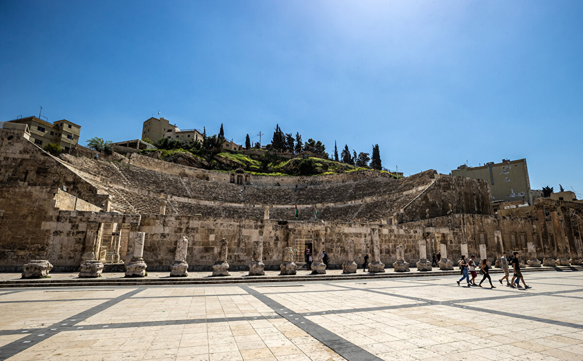 Yerli ve yabancı turistler tarafından ilgi gören Amman Kalesi, Herkül Tapınağı, Bizans Kilisesi ve Emevî Sarayı ile su sarnıcı gibi yapıları bünyesinde bulunduruyor.