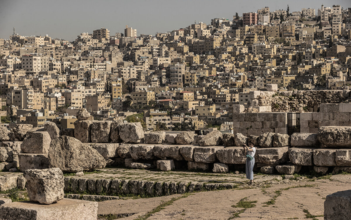 Amman'ın yüksek tepelerinden birinde inşa edilen kalenin surlarından şehrin diğer tepelerine bakıldığında ise kireç taşından yapılma bej renkli evler, Roma antik tiyatrosu, camiler ile modern şehir panoramik bir görsellik sunuyor.