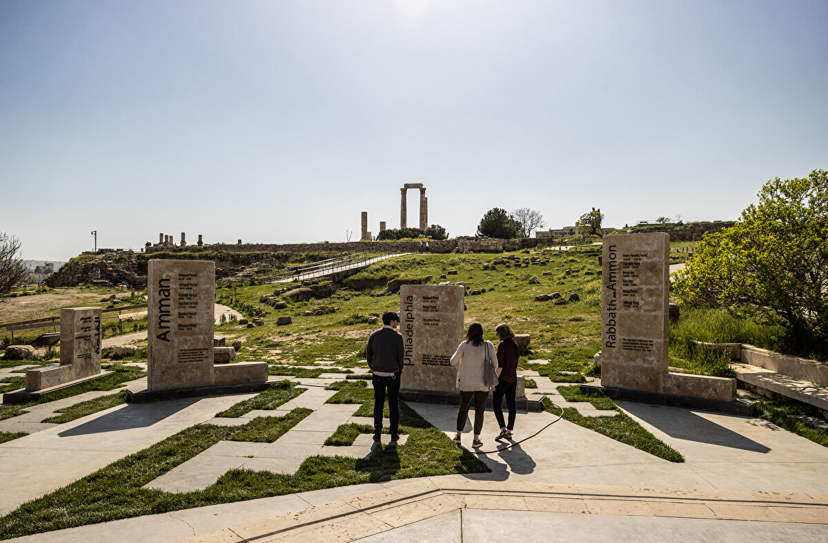 Açık hava müzesine bürünen kalenin girişinde ziyaretçileri Amman'ın tarihine ilişkin bilgilerin yazılı olduğu mermer bloklar karşılıyor.