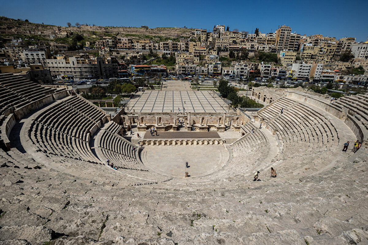 Şehrin meydanında bulunan Roma antik tiyatrosu, milattan önce 2. yüzyılda inşa edilen ülkenin önemli turistik merkezlerinden birisi olarak da öne çıkıyor. 