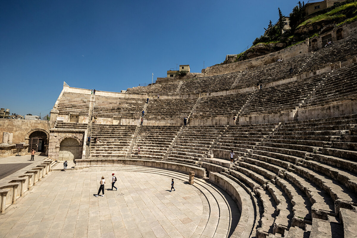 6 bin kişilik kapasiteye sahip tiyatro, görkemli mimarisiyle her yıl yüzlerce yerli ve yabancı turist tarafından ziyaret ediliyor.