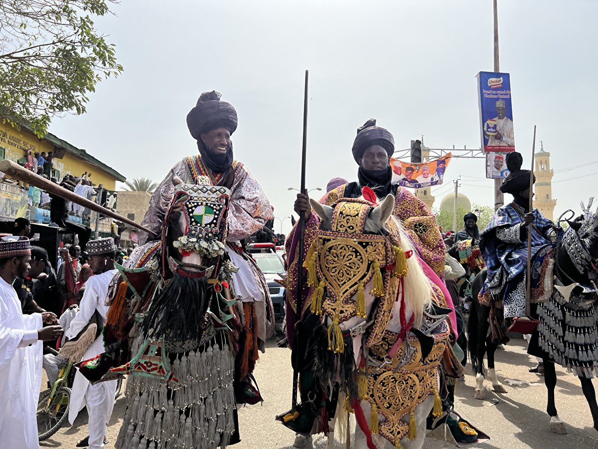 Yüzyıllar önce askerî geçit töreni olarak yapılan kutlamalara 11. yüzyılda Nijerya'ya İslâm'ın gelmesiyle ara verilmişse de 14. yüzyılın sonlarında Kano Emiri Sarki Muhammadu Babba Rumfa döneminde "bayram geleneği" haline getirilmiştir.