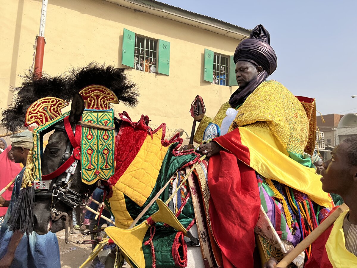 Bayram namazının hemen ardından düzenlenen etkinlikte, bölge emiri, yardımcıları ve at binicileri namaz kılınan yerden şehre atlarıyla giriş yaparak, halkın bayramını kutluyor.