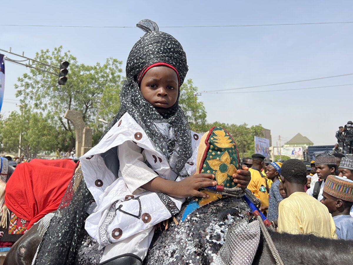 Bu etkinlik, atların savaşlarda kullanıldığı 600 yılı aşkın geçmişe kadar uzanmaktadır. Her soylu hanenin bir alay oluşturarak emirliği savunması bekleniyordu. Alaylar yılda bir kez, biniciliklerini, savaşa hazır olduklarını ve sadakatlerini sergileyerek emire bağlılıklarını gösterirlerdi.