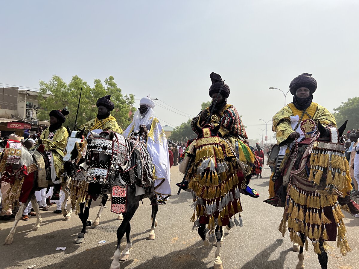 Etkinlik sırasında, "Madawaki" olarak bilinen baş süvari subayının gözetiminde, genellikle geleneksel savaş stratejileri ve araçlarının gösterimi yapılıyor.