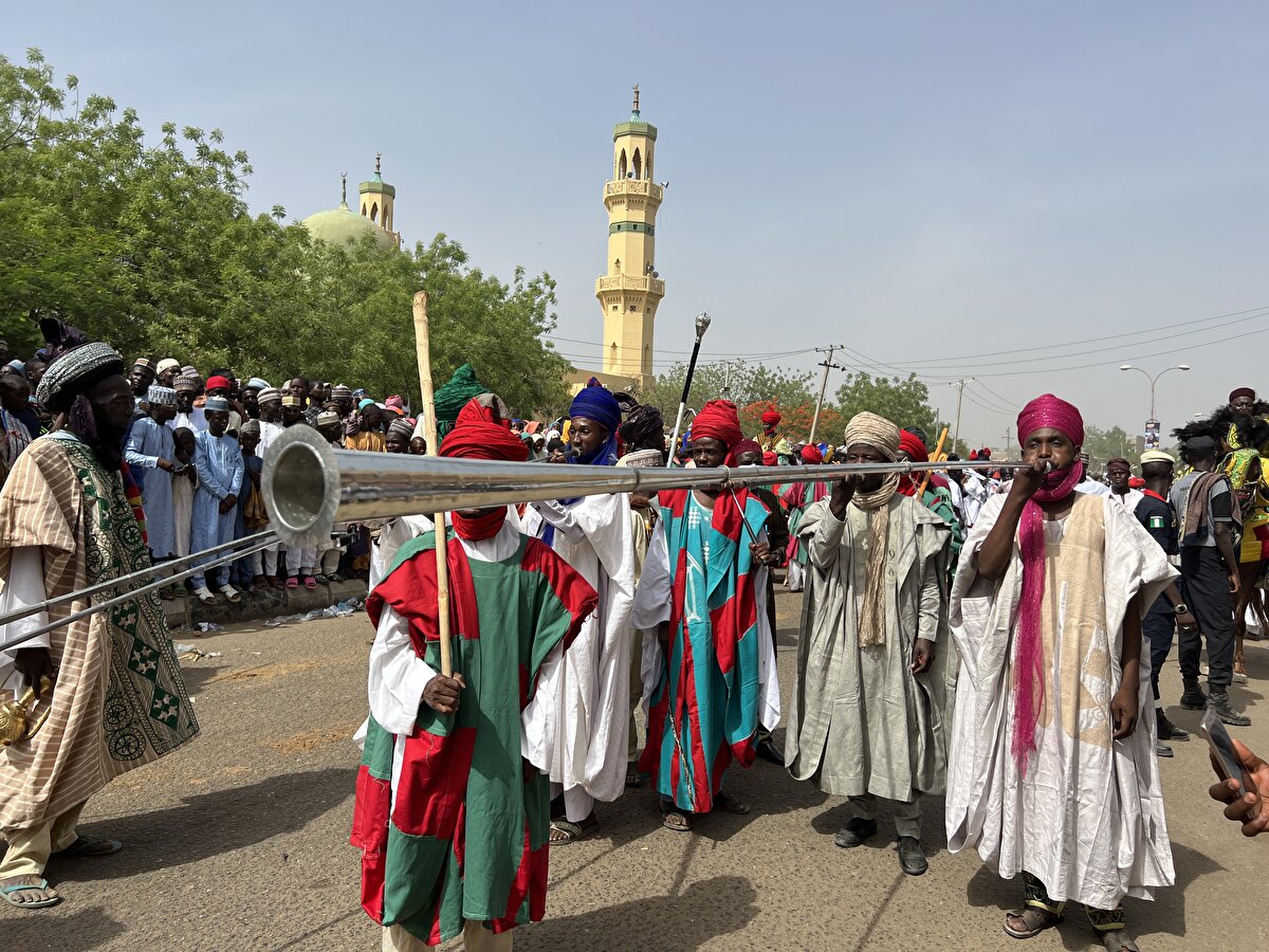 Kutlamalarda, emir, bölge emirleri, yardımcıları ve at binicilerinin giyim kuşamlarının yanı sıra atlara takılan çeşitli motiflerde süsler de oldukça renkli görüntüler oluşturuyor. Ayrıca, etkinlikte geleneksel dansçı, davulcu, müzisyen ve dublörler de yer alıyor.