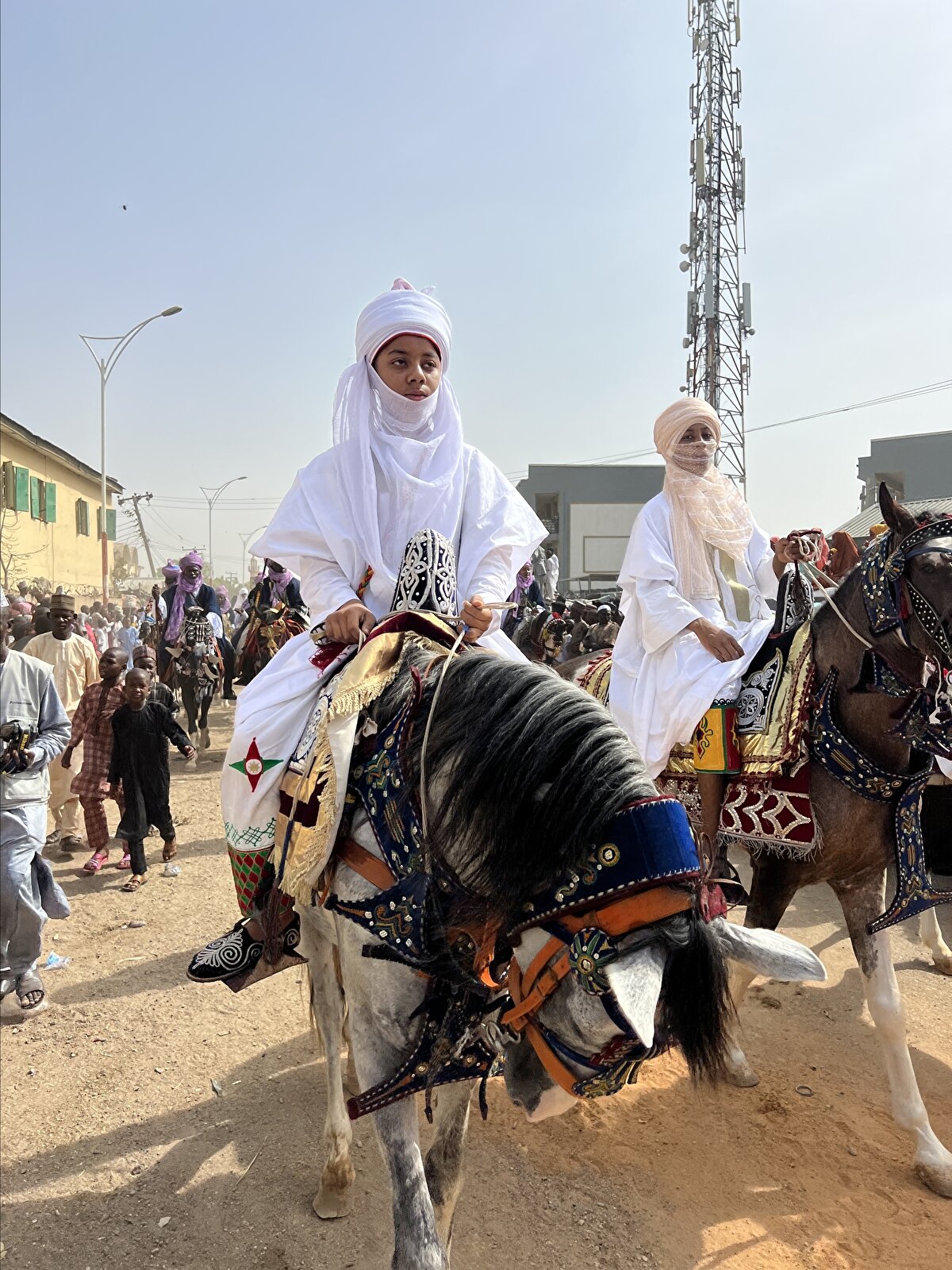 Hausa dilinde at biniciliği manasına gelen "Hawan Daushe" ve bayram festivali manasına gelen "Hawan Sallah" gelenekleri, ülkenin kuzeyindeki Kano, Sokoto, Katsina, Zaria (Zazzau), Bauchi, Daura, Hadejia, Bida ve Gumel gibi bölgelerde varlığını koruyor.