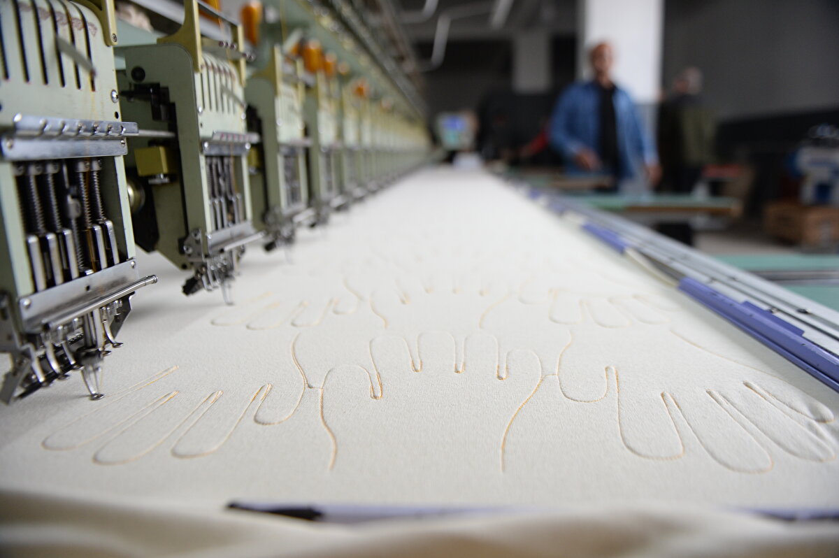 Bir ayda ürettiği 240 bin iş eldivenini daha önce ihracat yaptığı 12 ülkeye bu kez Türkiye'den gönderen Sarıdağ, üretim miktarı ve istihdamın yanı sıra ihracat pazarını genişletmeyi hedefliyor.<br>