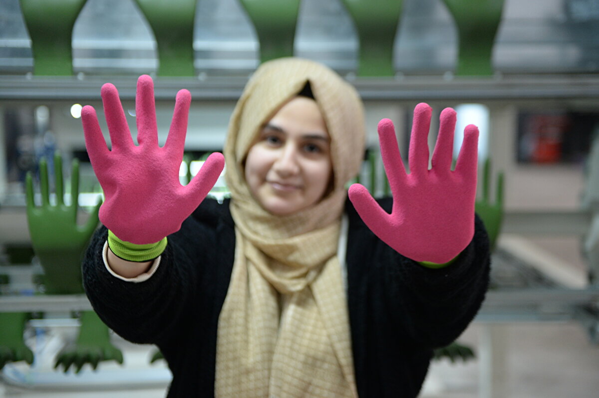 <br>Bir süre sonra şirket kurarak Almanya, İngiltere, İtalya, Fransa, Danimarka, Norveç, Belçika, Hollanda, Azerbaycan, Romanya, Irak ve Suriye'ye çeşitli sektörler için iş eldiveni ihraç eden Sarıdağ, bir yıl önce üretimi memleketine taşıma kararı aldı.