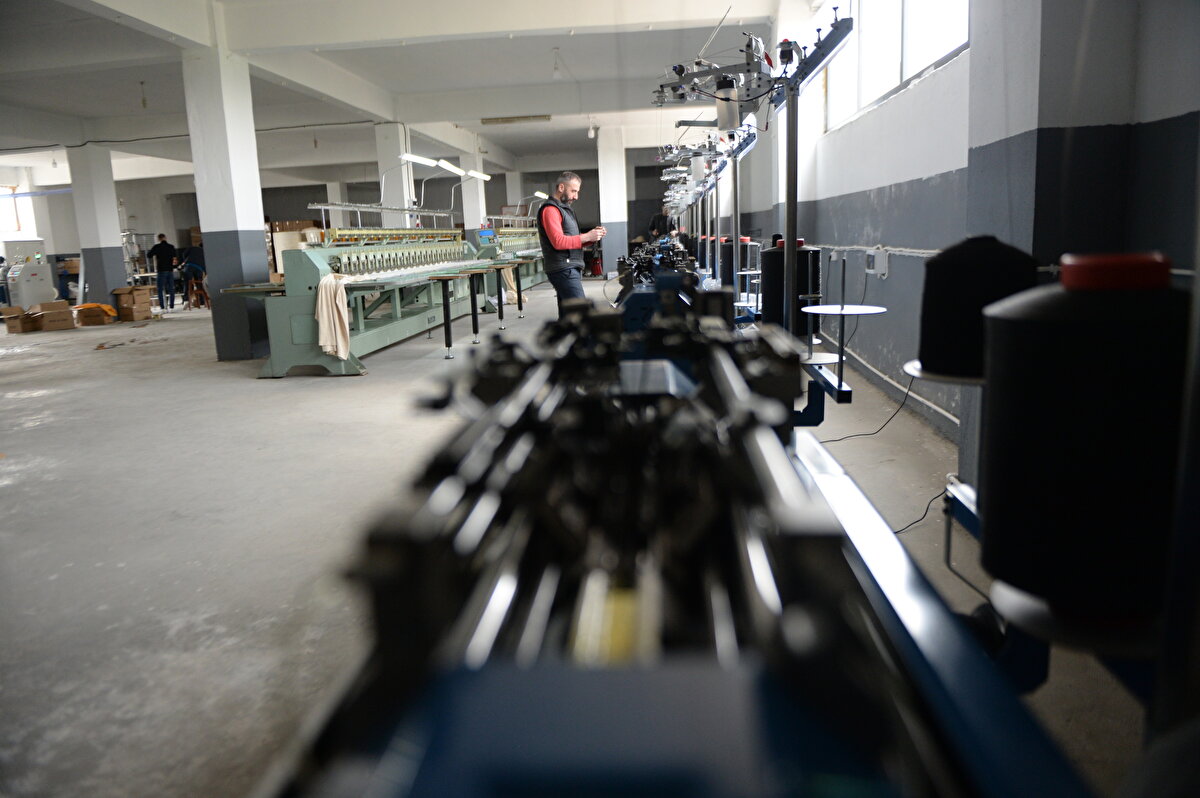 İş eldiveni için firma kurduğunu ve zamanla 12 ülkeye ihracat yapar hale geldiğini anlatan Sarıdağ, bir süre sonra "kendi memleketimizde üretim yapalım" diye düşünmeye başladığını dile getirdi.