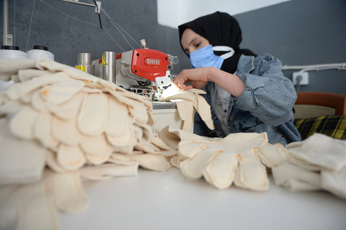 <br>Bingöl OSB'de 6 ay önce fabrika kuran 31 yaşındaki Sarıdağ, ham maddenin bir kısmını Çin'den getirerek 22 kişiyle işe başladı.<br>