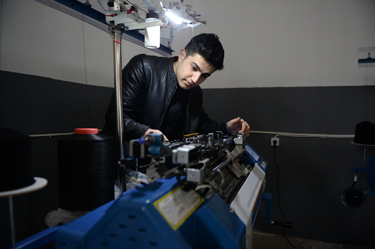 Yıllardır akrabalarıyla yurt dışında ticaret yaptıklarını belirten Sarıdağ, bir gün ağabeyinin sipariş ettiği ürünleri pazarda ararken eldivenlerin dikkatini çektiğini ifade etti.<br>