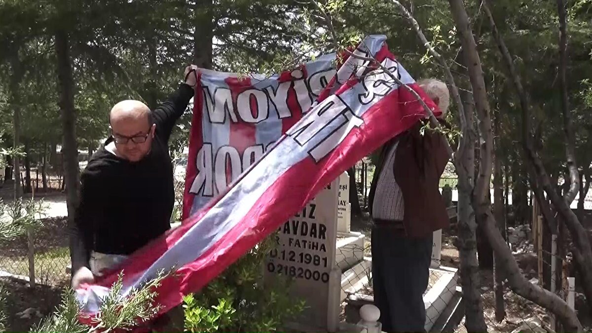 Aziz Çavdar'ın babası Kemalettin Çavdar (70) ''Uğur, oğlumun arkadaşıydı. 22 yıl önce oğlum öldü. Trabzonluyuz ve Trabzonspor taraftarıydı. Uğur'a vasiyeti vardı. Uğur vasiyetini yerine getirdi ve bana da sürpriz oldu. Keşke oğlumda bugünleri görseydi" dedi.