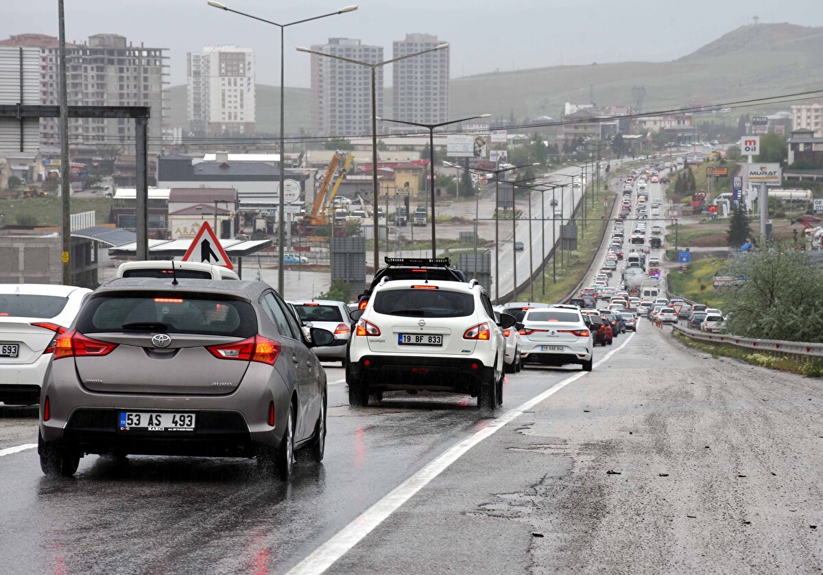 Bayram tatilini şehir dışında geçirenlerin dün başlayan dönüş yolculuğu sürüyor. Ulaşımda 43 ilin bağlantı noktasında yer alan Kırıkkale'de trafik ekipleri, ulaşımın aksamaması için çaba gösteriyor.<br>