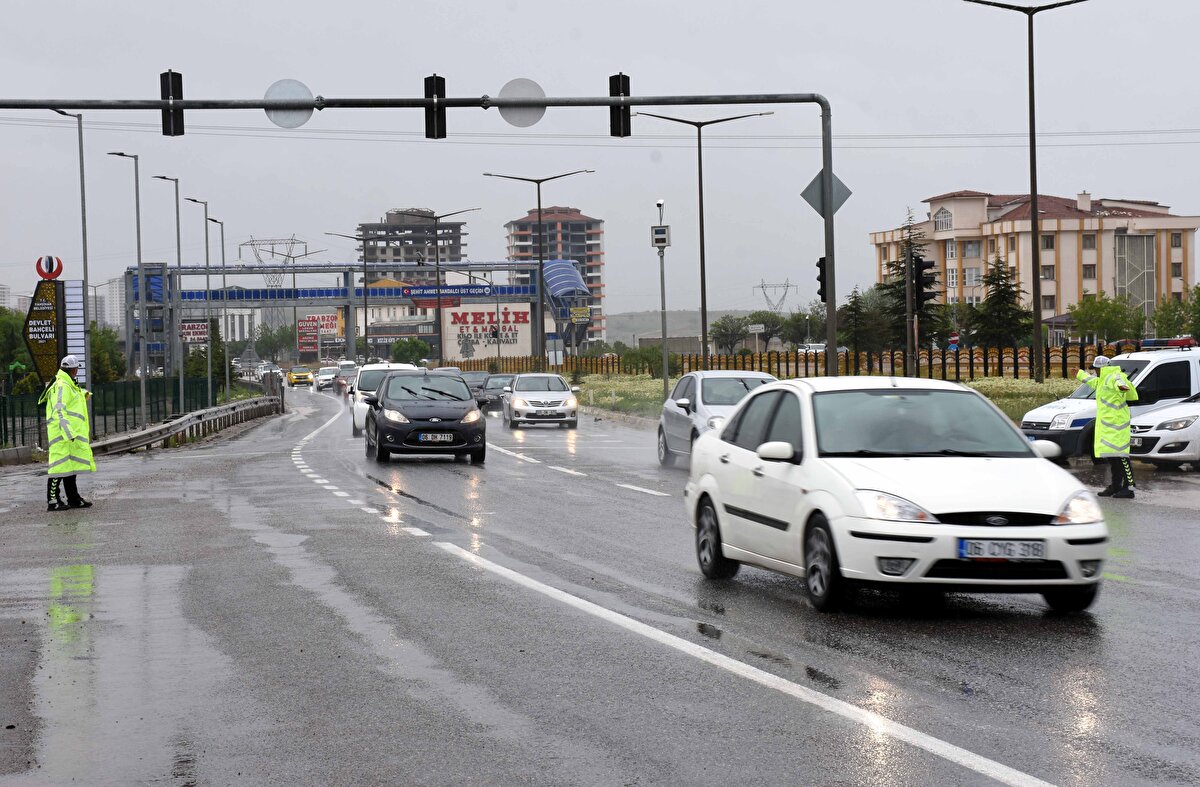 Kara yolları ekipleri de bayram süresince Kırıkkale-Ankara kara yolundaki bazı kavşakları geçici olarak kapattı.