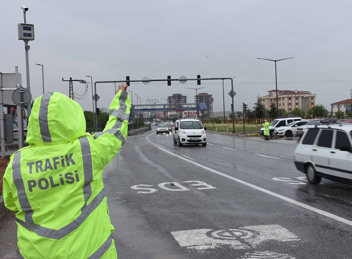 Özellikle Kırıkkale-Ankara ve Kırıkkale-Samsun kara yolunda yaşanan yoğunluk nedeniyle araçlar yavaş ilerlerken ekipler, ulaşımın aksamaması için hasarlı kazalara anında müdahale ediyor.<br>