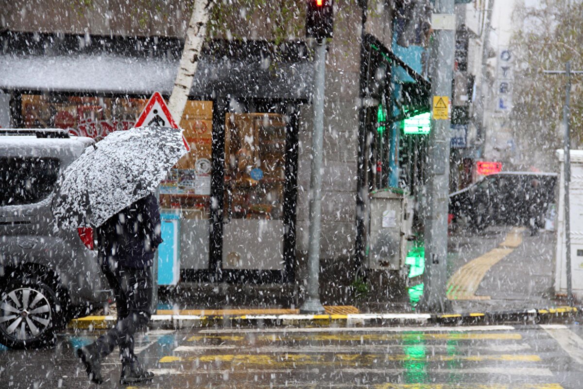 Kent merkezinde de mayıs ayında kar yağışına şaşıranlar, karda fotoğraf çektirdi.