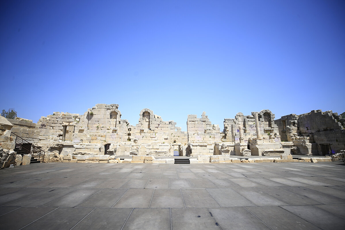 Büyük İskender'den İmparator Neron'a, Noel Baba olarak bilinen Aziz Nikolas'tan 2. Abdülhamid'e kadar içinde birçok hikayeyi biriktiren Patara'da bu yıl ziyaretçi sayısının 500 bini aşması bekleniyor.<br><br>